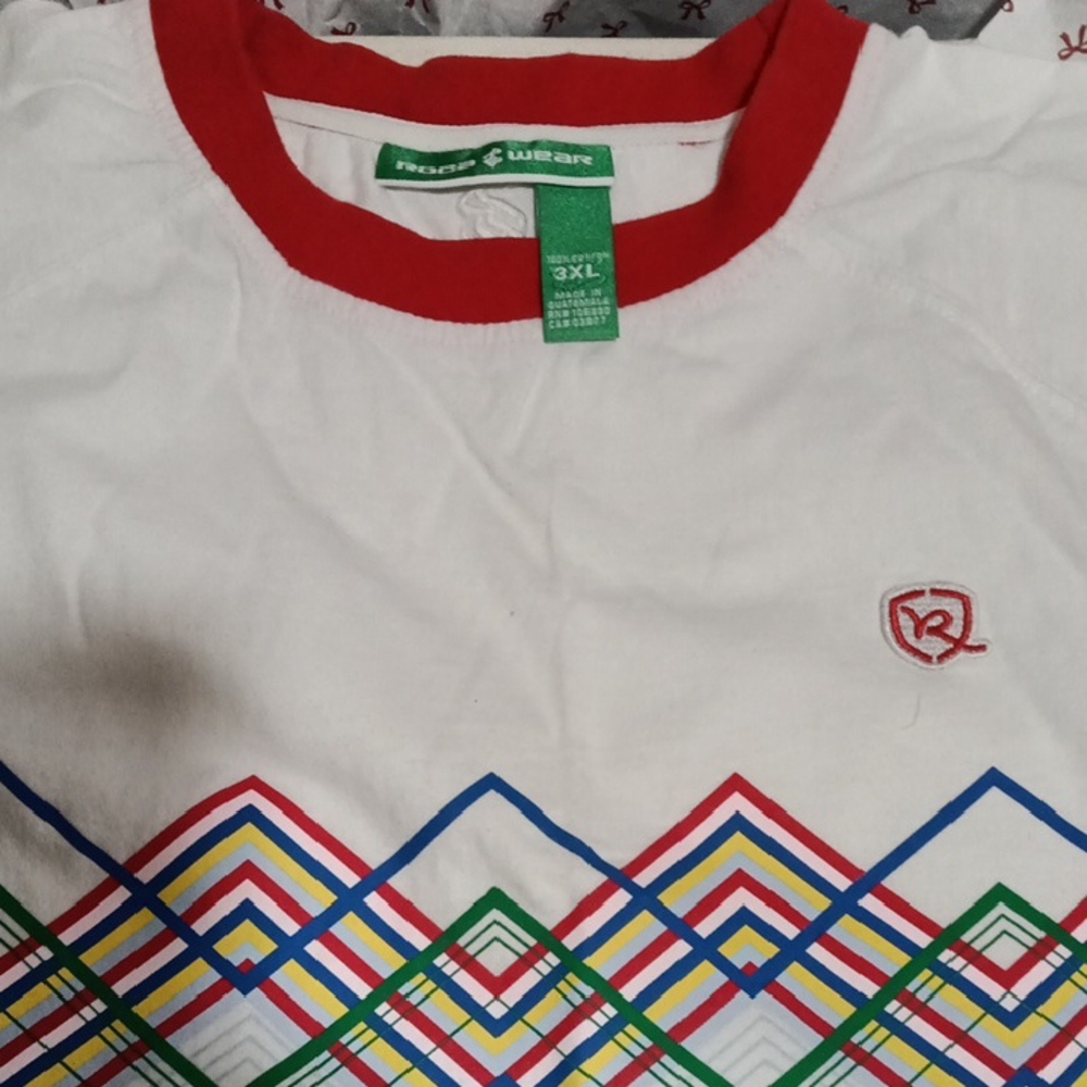 Rocawear Men  Tee with Red Collar and Geometric Design